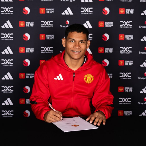 Manchester United annonce la signature de l’arrière gauche paraguayen Diego Leon