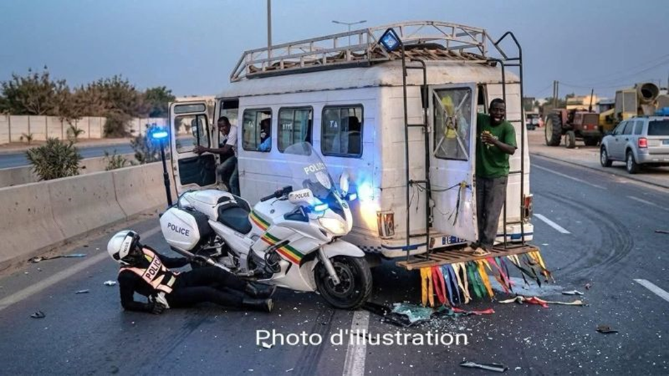 Accident de la circulation : collision entre une moto de service de la police nationale et un car de transport en commun de type “Ndiaga Ndiaye”, un agent décède, un autre gravement blessé