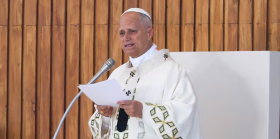 Le pape, lors d’une messe célébrée devant une foule nombreuse à Madrid : « Nul ne peut s’agenouiller devant le Seigneur et mépriser son frère. »