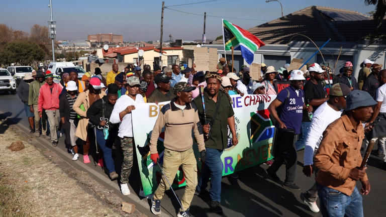 Afrique du Sud : Cinq suspects usurpant l’identité d’agents de l’immigration ont été arrêtés par la police sud-africaine à Lephalale