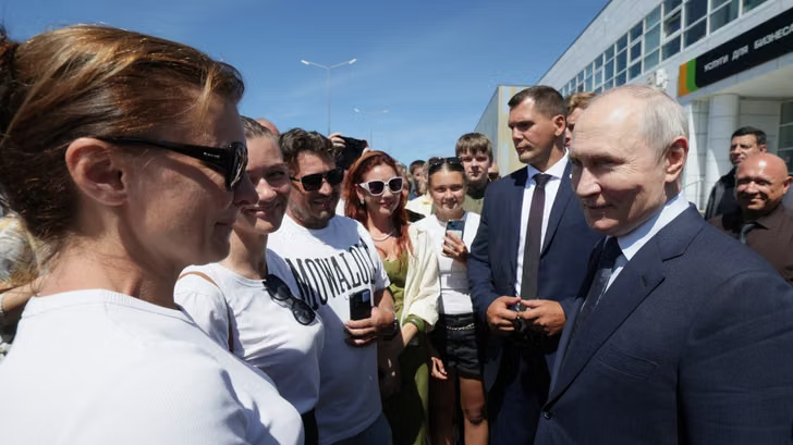 La Première ministre japonaise Sanae Takaichi a fermement condamné la visite du président russe Vladimir Poutine pour la première fois sur l’île d’Itouroup, qualifiant ce déplacement d’« absolument inacceptable »
