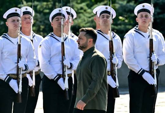 Ukraine:le président ukrainien Volodymyr Zelensky a fermement rejeté l’idée d’organiser des élections en temps de guerre, qualifiant un tel projet de « tsunami » qui « fracturerait l’Ukraine »