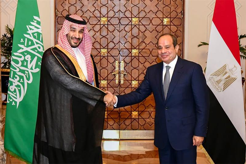 Sommet d’urgence au Caire :Le président égyptien Abdel Fattah Al-Sissi et le prince héritier saoudien Mohammed ben Salmane ont réaffirmé avec force, leur engagement absolu à garantir la liberté et la sécurité de la navigation maritime en mer Rouge ainsi que dans les détroits stratégiques de Bab Al-Mandeb et d’Ormuz