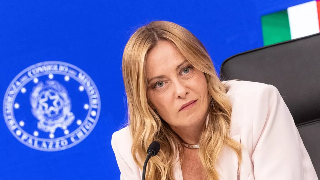 Giorgia Meloni, a annoncé son intention de présenter un décret controversé visant à interdire le port de la burqa et du niqab à l’école et à plafonner le nombre d’élèves étrangers par classe
