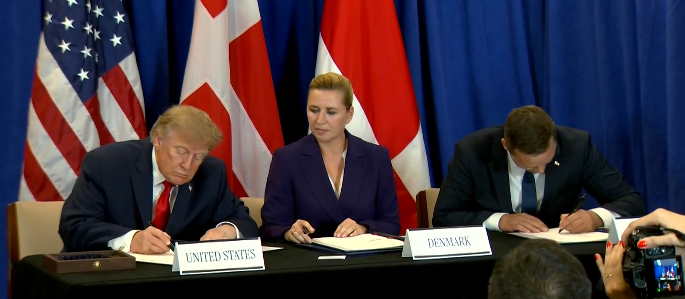 New York  : le président américain Donald J. Trump a officiellement signé un accord de sécurité historique ce mardi 22 septembre 2026  en marge de l’Assemblée générale des Nations unies, aux côtés de la Première ministre danoise Mette Frederiksen et du Premier ministre groenlandais Jens-Frederik Nielsen.