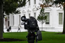 Un juge fédéral américain a ordonné à la Maison-Blanche de rétablir immédiatement l’accès des chaînes CNN, MS NOW et du site d’information Politico