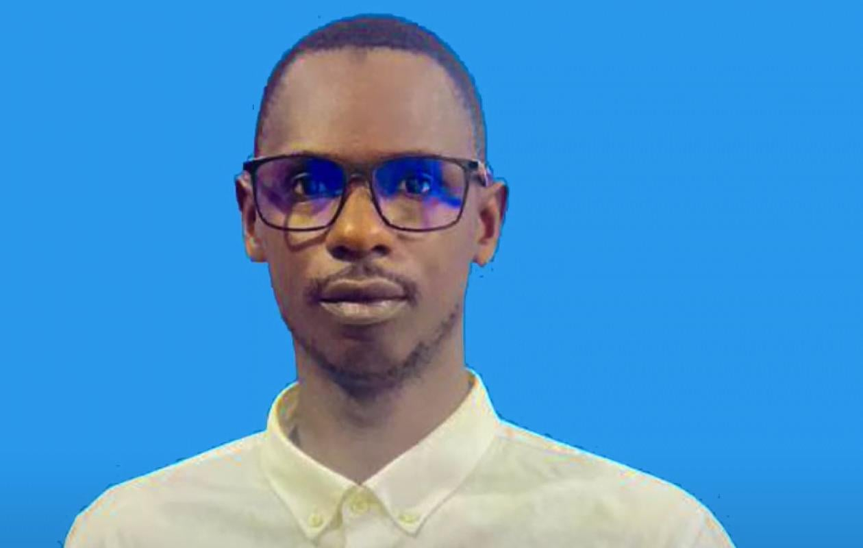 Le chroniqueur de la SEN TV, Mamadou Cissé, alias “Momo Cissé”, a été placé en garde à vue ce jeudi 15 octobre 2026 à l’issue de son audition par les enquêteurs de la Division spéciale de cybersécurité (DSC)